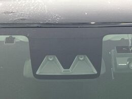 【スマートアシスト】走行中に前方の車両等を認識し、衝突しそうな時は警報とブレーキで衝突回避と被害軽減をアシスト。より安全にドライブをお楽しみいただけます。