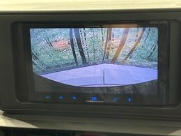 【バックカメラ】駐車時に後方がリアルタイム映像で確認できます。大型商業施設や立体駐車場での駐車時や、夜間のバック時に大活躍！運転スキルに関わらず、今や必須となった装備のひとつです！
