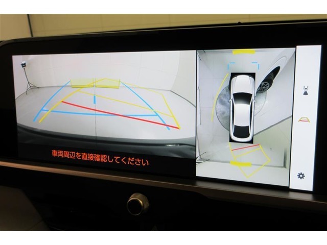 後退時に全方位カメラが作動し、周囲の状況が確認できます。