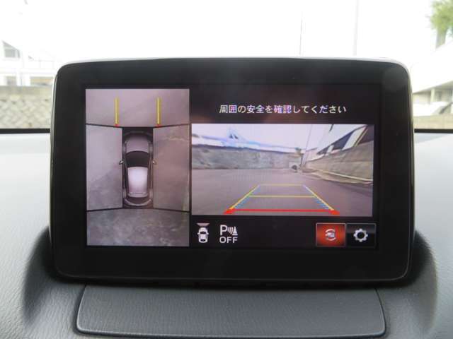 360°ビューモニターでは前後左右4つのカメラ映像をさまざまな走行状況に応じて切り替えてセンターディスプレイに表示することで、駐車時や狭い道でのすれ違い時、見通しの悪い交差点進入時でも安心感を高めます