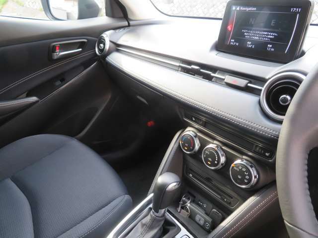 温度設定を行うと、自動で車内温度が調整できる花粉除去フィルター付きオートエアコンとなっています。