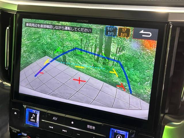 【バックカメラ】駐車時に後方がリアルタイム映像で確認できます。大型商業施設や立体駐車場での駐車時や、夜間のバック時に大活躍！運転スキルに関わらず、今や必須となった装備のひとつです！