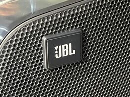 【JBLサウンドシステム】メーカーオプションの高品位サウンドシステムを搭載。専用のチューニングが施された大小様々なスピーカーから良質なサウンドが奏でられ、臨場感あふれる音響空間を演出します。