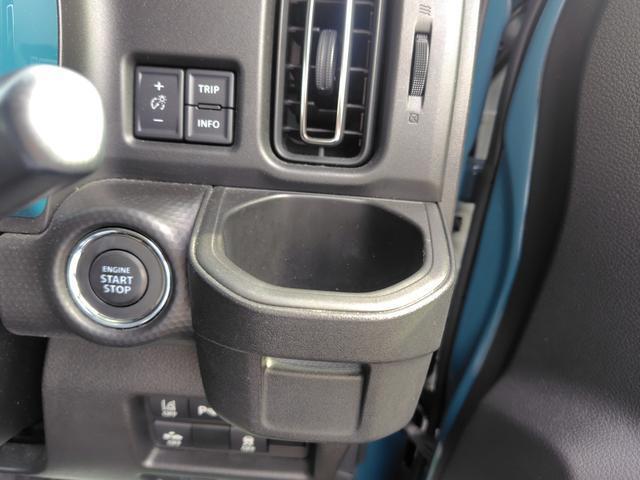 運転席のドリンクホルダーです。