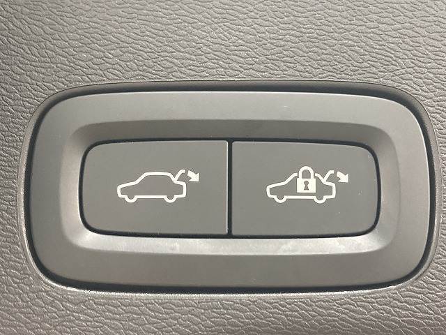 【パワーバックドア】荷物を持ちながらでも簡単にリアゲートを開閉できる高級装備の1つです。