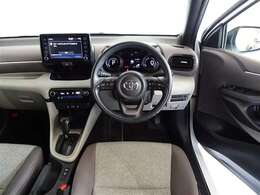 革巻きステアリングで快適な操作性の運転席です。