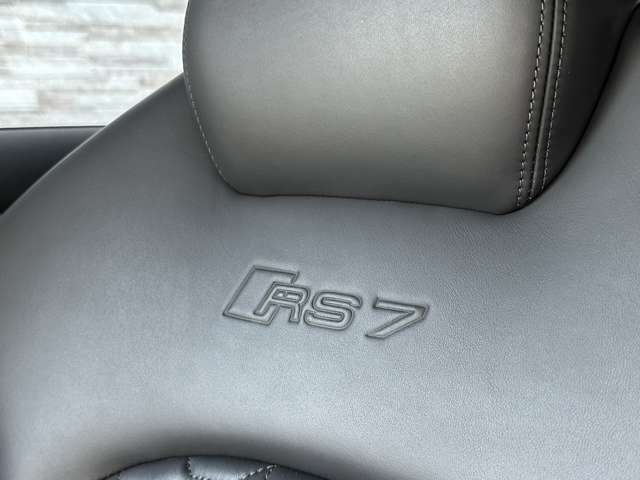 シートには『RS7』のロゴがあしらわれています。