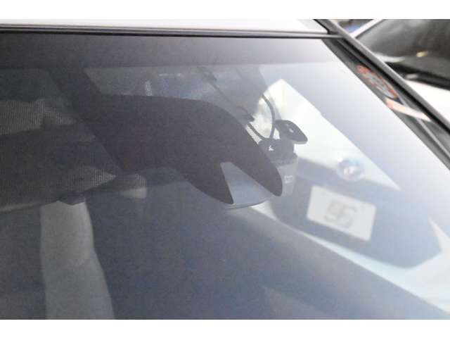 【衝突被害軽減装置】前方の車両や歩行者と衝突する可能性がある場合に作動し、自動的に停止又は減速することにより衝突回避や衝突被害の軽減ができるので安心☆