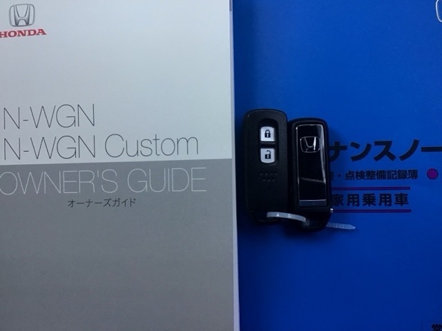 メンテナンスノート【点検整備記録簿・保証書】、取説も揃ってます。スマートキーはバッグなどにしまったままボタン操作でエンジンの始動・停止ができて大変便利です。