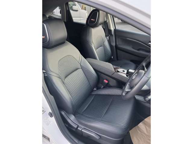 運転席側から観たフロントシートのイメージです。