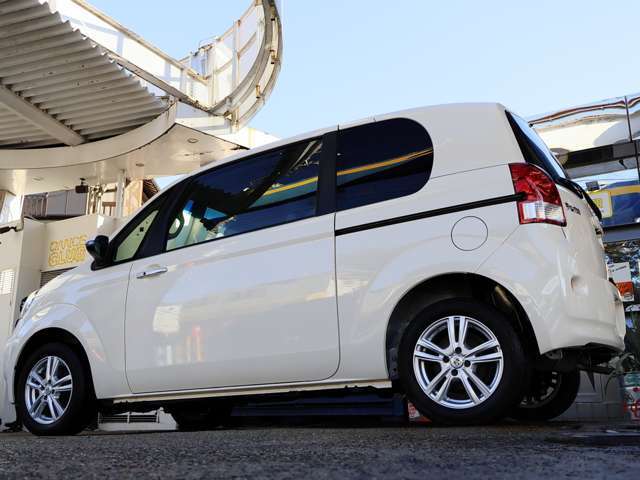 DECOLINEの車両は、きっちりと車歴のわかる車両になり、背景のしっかりした車両になります。さらに、入庫時にはしっかりと下回りを含め、入念に車両チェックした厳選された車両になります。