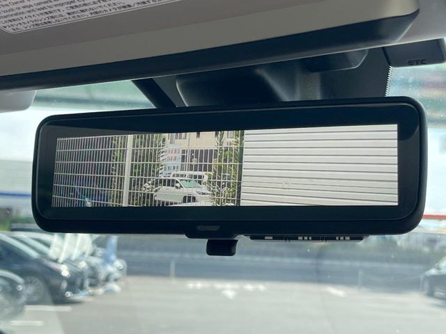 【スマートリヤビューミラー】後席の大きな荷物や同乗者で後方が確認しづらい時でも安心！カメラが撮影した車両後方の映像をルームミラー内に表示。クリアな視界で状況の確認が可能です！