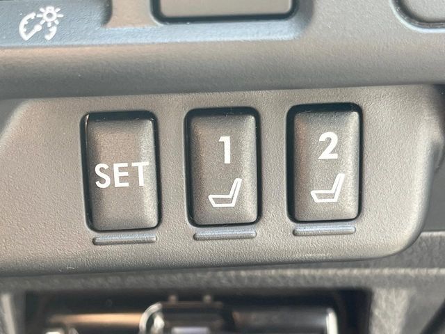 【メモリー機能付きパワーシート】ドライバーごとに設定したシート位置を記憶して、ボタン一つで切り替えできる便利な機能！運転する方が複数名いらっしゃるご家庭におすすめです♪