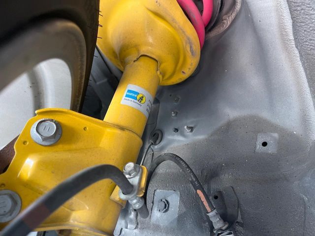 お車を安心してお乗りいただく為には、足回りの定期点検が欠かせません。サービスサポート（有償保証）では無料点検もご提供しており、安心のカーライフをお過ごしいただけるサポート体制が整っています。