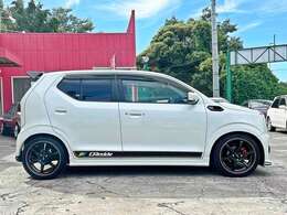 低く構えたボディに、GReddyステッカーが映える。走りのオーラが止まらない横顔！