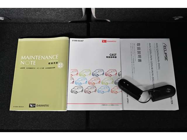 保証書・記録簿・取扱説明書と揃っていいます。キーの電池は新品にお取替えしてから納車させて頂きます。