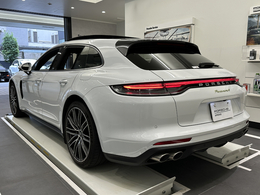 ポルシェセンター高輪では、豊富な在庫の認定中古車ショールームと、高い技術力を誇る整備工場を完備しており、お車を最良のコンディションにてお納めさせて頂く事をお約束申し上げます