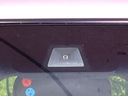 【ホンダセンシング】走行中に前方の車両等を認識し、衝突しそうな時は警報とブレーキで衝突回避と被害軽減をアシスト。より安全にドライブをお楽しみいただけます。