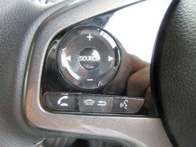 ハンドルにオーディオ操作ボタンがございます。視点を移さず、左手をハンドルから離す事なく放送局選びや曲飛ばし、ボリューム調整やモード切替が感覚的にできますので安全運転にも役立ちますね。