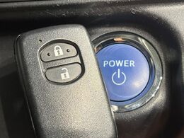 【スマートキー】カバンやポケットに入れたままでもドアの施錠・解錠が可能なスマートキーを装備。エンジンのオン・オフ時もカギを取り出す必要が無いからとっても便利です♪