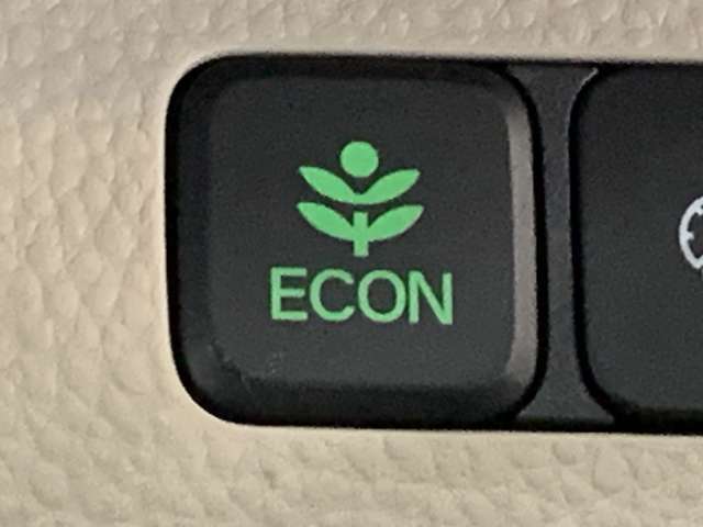 ご存知ECONスイッチを装備！エアコンとパワー出力を抑えてよりエコなドライブを可能にする魔法のスイッチです！