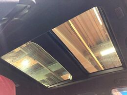 【サンルーフ】開放感たっぷりの希少装備、サンルーフが装着されています！車内に明かりを取り入れたり景色を楽しむ以外にも、車内の空気も簡単に換気できて快適です！
