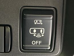 【ハンズフリー機能付き両側パワースライドドア】スライドドアの下に足先を入れてすぐ引くと、自動的にスライドドアが開閉します！荷物で両手がふさがった状態でも、ドアの開閉ができてとっても便利！