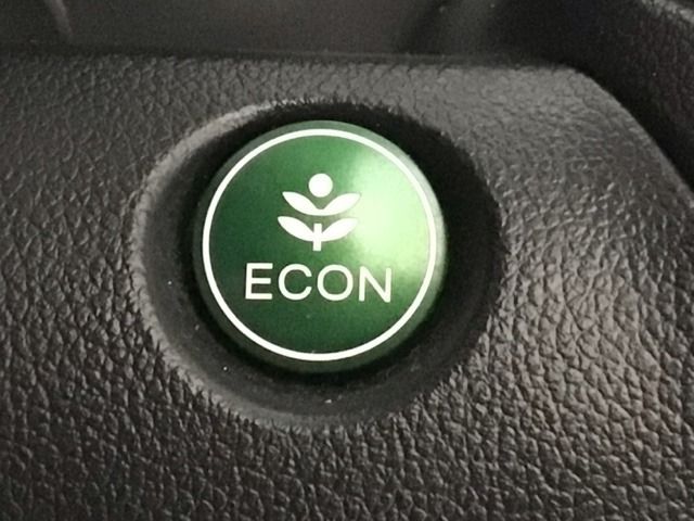 ★ECONスイッチ★　エコドライブを加速しよう！スイッチをONにすると、運転の仕方によるロスを抑え込み燃費をよくするようクルマが頑張ります（＊＾ー＾＊）燃費向上にチャレンジ♪