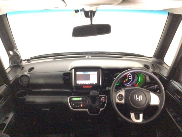 【前方視界】開放的な前方視界！運転がしやすく疲れにくいです♪窓が大きく、見通しがとっても良いおクルマですよ♪
