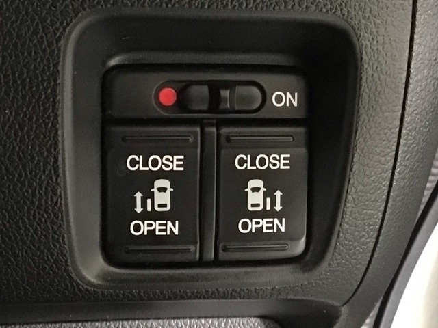 【両側パワースライドドア】両側がパワースライドドアになっており、運転席のスイッチやスマートキーでも開閉が可能です！開口部も広いので乗り降りも楽々♪