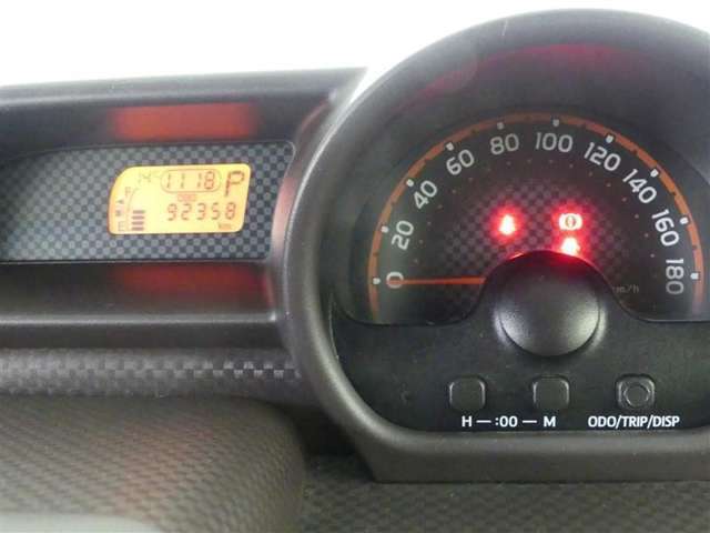 とっても見やすいメーターです。夜間時はラグジュアリーな気分にさせてくれる照明が魅力ですので、夜のドライブも楽しみになりますよ♪