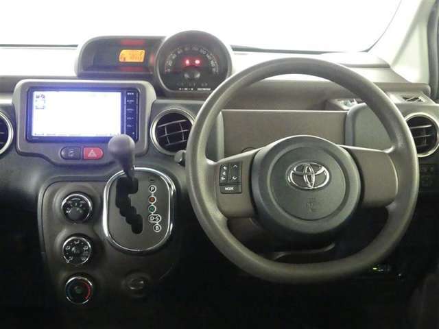 スタイリッシュなデザインのインパネ。各操作スイッチは使いやすい位置に配置されてます。