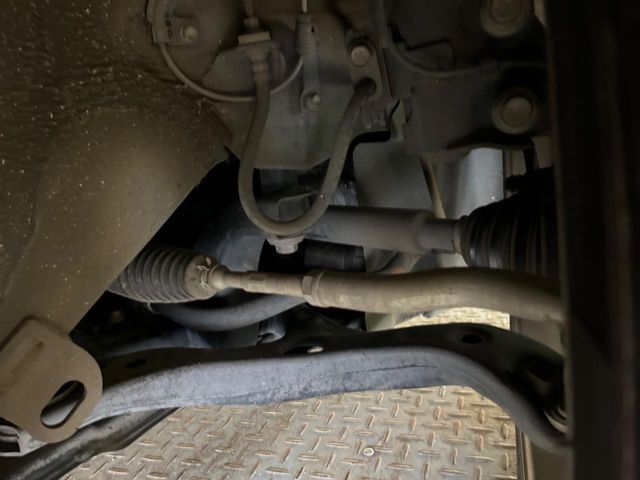 お車を安心してお乗りいただく為には、足回りの定期点検が欠かせません。サービスサポート（有償保証）では無料点検もご提供しており、安心のカーライフをお過ごしいただけるサポート体制が整っています。