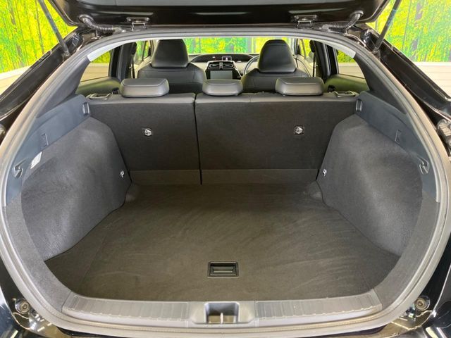 『車を購入した後の車検やメンテナンス、キズを直す板金、事故受付まで承ります。愛車についてのご相談はすべて当店にお任せください。』