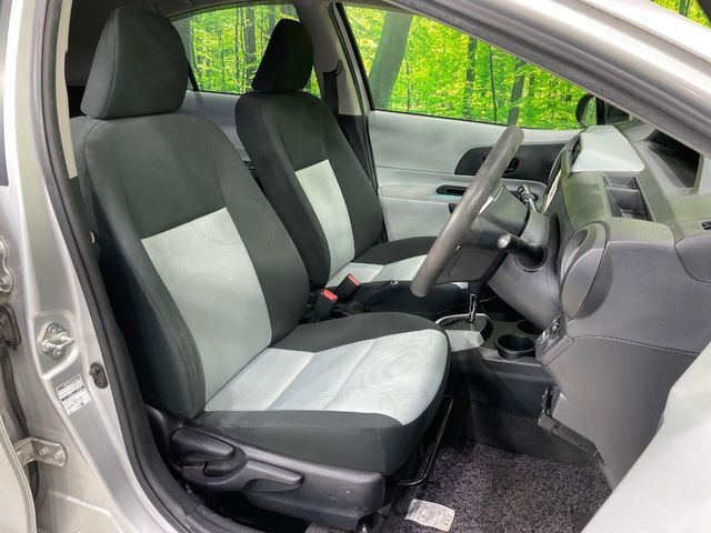 運転席まわりには十分なスペースがあり、大柄な方でもゆったり運転していただける環境です。