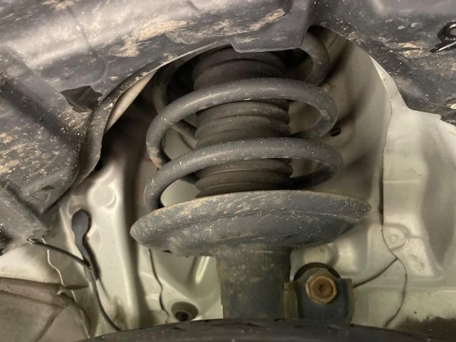 お車を安心してお乗りいただく為には、足回りの定期点検が欠かせません。サービスサポート（有償保証）では無料点検もご提供しており、安心のカーライフをお過ごしいただけるサポート体制が整っています。