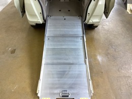 当車はスロープ付きの車いす仕様車です。スロープは3段階で長さを伸ばせます。緩やかなスロープをウインチで車いすを引っ張って乗り降りができます。ご来店の際は是非ともご体感ください。