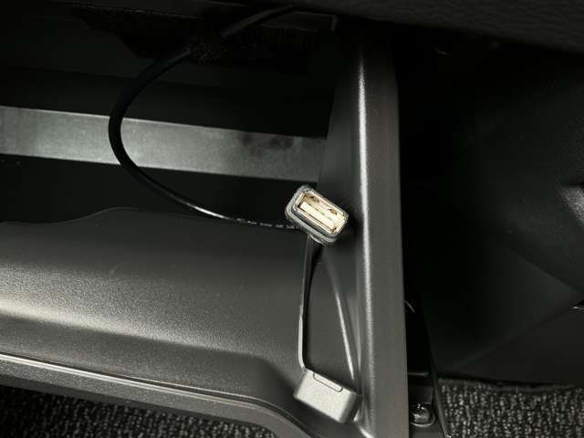 USB接続端子が付いています！機器の充電だけではなく、ナビに接続することも可能なので、ポータブルオーディオなどを充電しつつ音楽を楽しんでいただくことも可能です。