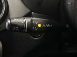 ●ディストロニックプラス：都市、郊外、高速道路などの走行時に、ステレオマルチパーパスカメラとレーダーセンサーにより、前走車を認識して速度に応じた車間距離を維持する次世代のクルコン！