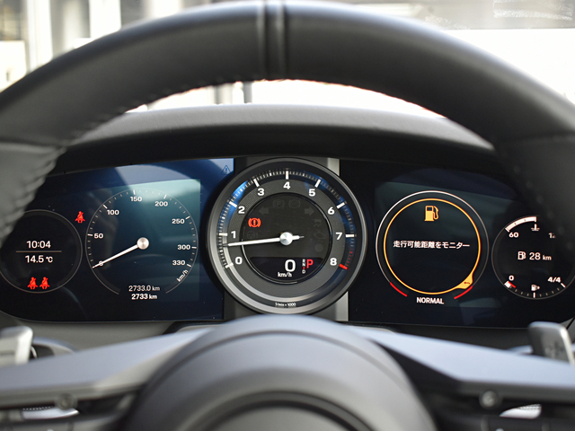 アナログ式レブカウンター（メータパネル中央）