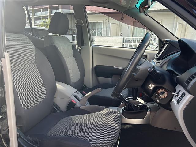 【運転席】座り心地が良いシートなので長時間の運転でも快適にお過ごしいただけます。新品のフロアマットのご注文も可能です。掲載箇所以外にご希望の写真がございましたらお気軽にお問い合わせ下さい。