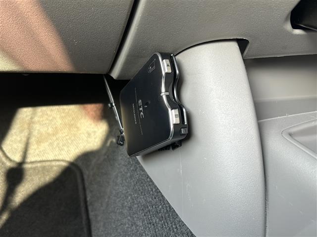 【ETC】有料道路を利用する際に料金所で停止することなく通過できる、ETC車載器（ノンストップ自動料金収受システム機器）が装備されています。セットアップを行うことで利用可能になります。