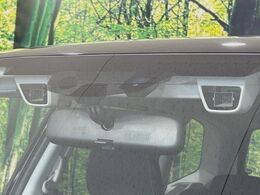 【アイサイトVer2】前方の車両等を検知し、衝突しそうな時は警報で注意を促し、ブレーキを踏む力をサポート。ブレーキを踏めなかった場合は衝突被害軽減ブレーキが作動、衝突回避をサポートします。