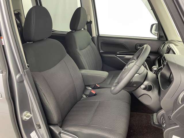 【運転席】座り心地が良いシートなので長時間の運転でも快適にお過ごしいただけます。新品のフロアマットのご注文も可能です。掲載箇所以外にご希望の写真がございましたらお気軽にお問い合わせ下さい。