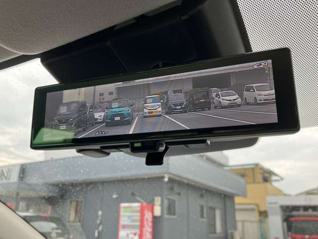 スマートルームミラー　後席に人が乗ってるときルームミラーが見えにくかったり、雨の日や夜間など後方確認がしにくいときにカメラオンで後方視界すっきり。　オフにすれば通常のミラーとしても使えます。