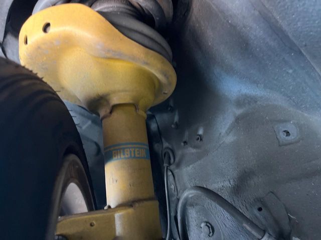 【ビルシュタイン製ダンパー】高速走行時の車両安定性を向上させてくれる人気の装備。街乗りの乗り心地も犠牲にせず、スポーティな走行をお楽しみいただけます♪