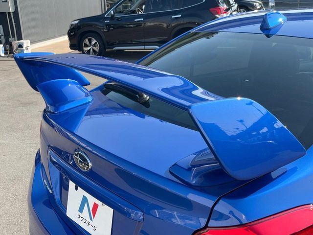 【大型リヤスポイラー】スポーツカーらしさがグッと引き立つ大型リヤスポイラーを装着♪高速走行時のスタビリティ（走行安定性）向上に役立ちます。