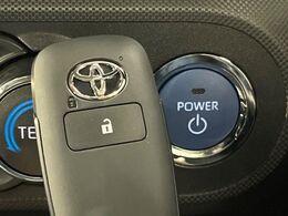 【スマートキー】カバンやポケットに入れたままでもドアの施錠・解錠が可能なスマートキーを装備。エンジンのオン・オフ時もカギを取り出す必要が無いからとっても便利です♪