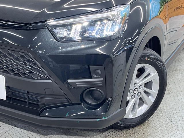 【LEDヘッドライト】悪天候や夜間走行時も良好な視界を確保し安心して運転できる高輝度LEDヘッドライトを装備！点灯速度が早く、消費電力も抑えられています。