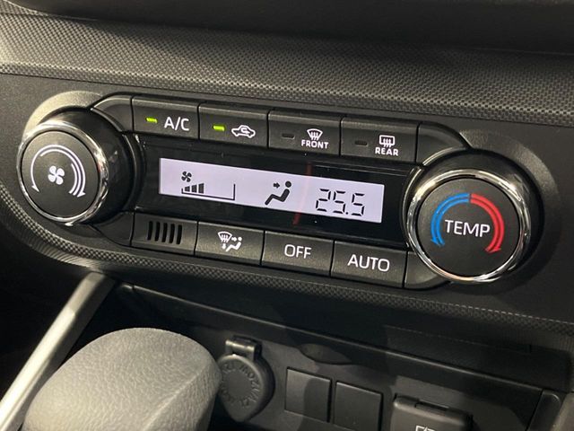 【オートエアコン】一度お好みの温度に設定すれば、車内の温度を検知し風量や温度を自動で調整。暑い…寒い…と何度もスイッチ操作をする必要はありません。快適な車内空間には必須の機能ですね♪